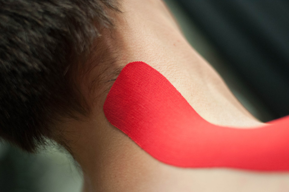 In de nek aangebrachte kinesiotape om de natuurlijke bloedsomloop te bevorderen